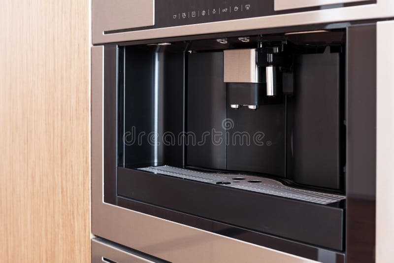 Cozinha contemporânea com construído na máquina do café imagens de stock royalty free Cozinha contemporânea com construído na máquina do café imagens de stock royalty free