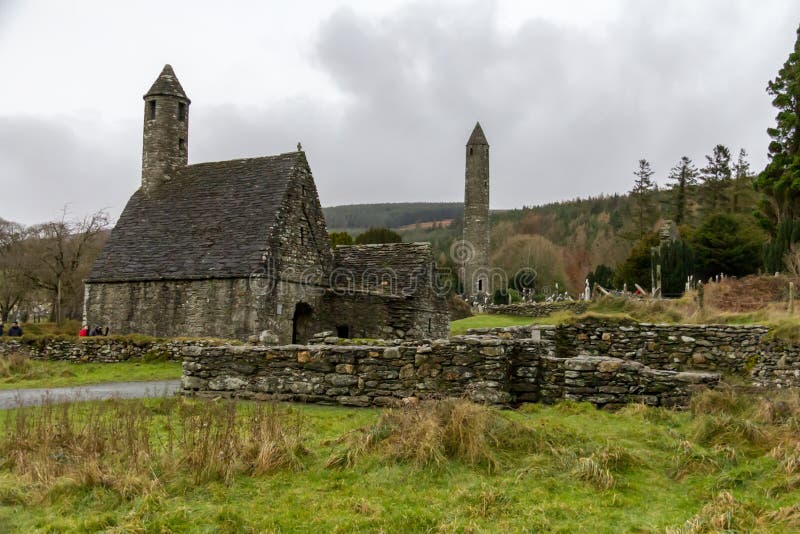 A cozinha e a torre redonda de Kevin de Saint no local monástico de Glendalough em Wicklow, Irlanda imagens de stock royalty free A cozinha e a torre redonda de Kevin de Saint no local monástico de Glendalough em Wicklow, Irlanda imagens de stock royalty free