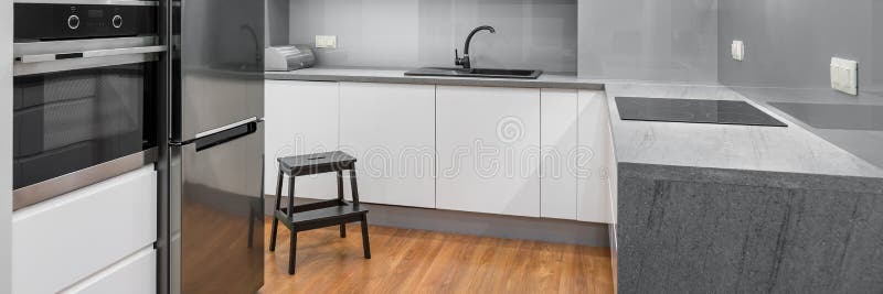 Cozinha moderna e espaçoso imagens de stock royalty free Cozinha moderna e espaçoso imagens de stock royalty free