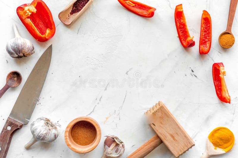 Cozinha profissional com as especiarias para o cozinheiro no modelo branco da opinião superior do fundo fotos de stock royalty free Cozinha profissional com as especiarias para o cozinheiro no modelo branco da opinião superior do fundo fotos de stock royalty free
