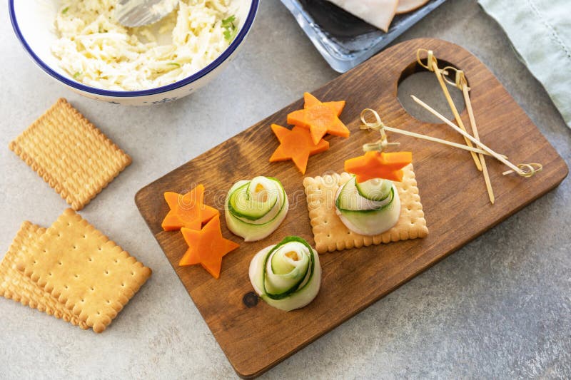 Cozinhando as árvores de natal de queijo pepino-presunto e estrela de cenoura em bolachas passo a passo 4 fotografia de stock
