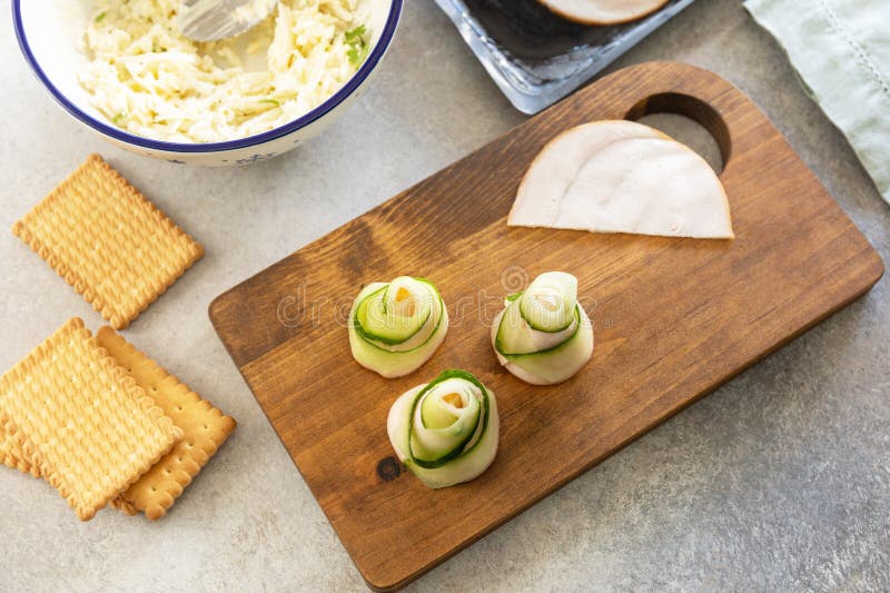 Cozinhando as árvores de natal de queijo pepino-presunto e estrela de cenoura em bolachas passo a passo 3 imagens de stock