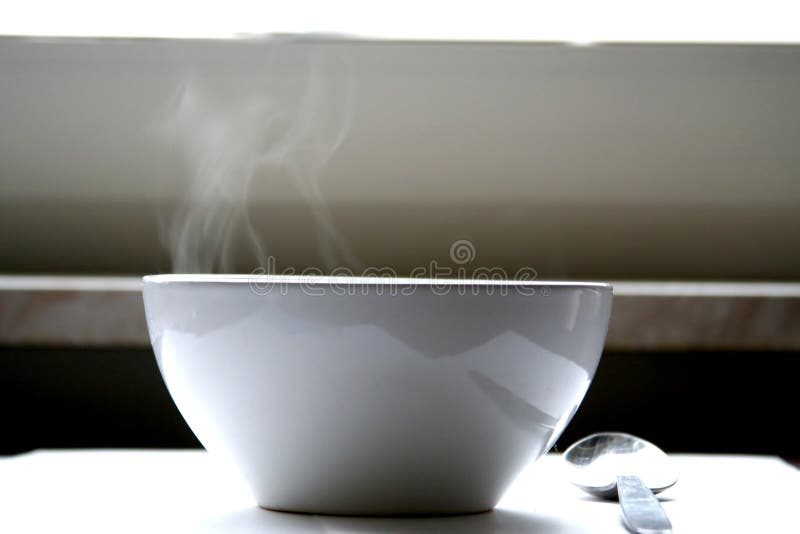 Cozinhando a bacia de sopa na tabela imagem de stock Cozinhando a bacia de sopa na tabela imagem de stock