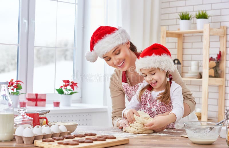 Cozinhando biscoitos do Natal fotografia de stock royalty free