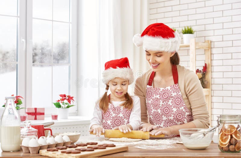 Cozinhando biscoitos do Natal imagens de stock royalty free