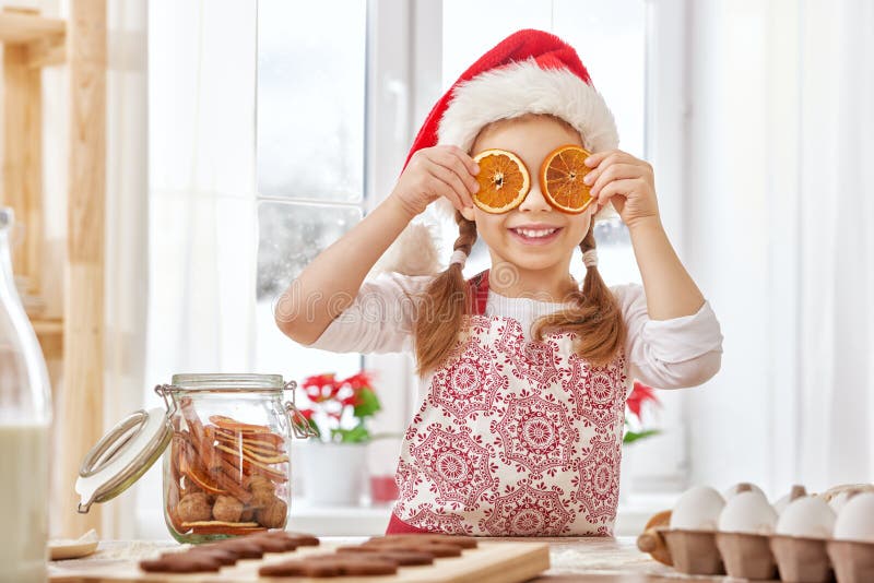 Cozinhando biscoitos do Natal fotografia de stock royalty free