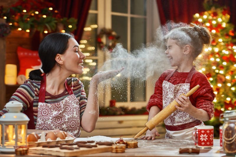 Cozinhando cookies do Natal imagem de stock royalty free