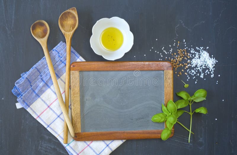 Cozinhando ingredientes e utensílios, espaço da cópia gratuita na placa vazia do preto da cozinha, trocista acima imagem de stock royalty free Cozinhando ingredientes e utensílios, espaço da cópia gratuita na placa vazia do preto da cozinha, trocista acima imagem de stock royalty free