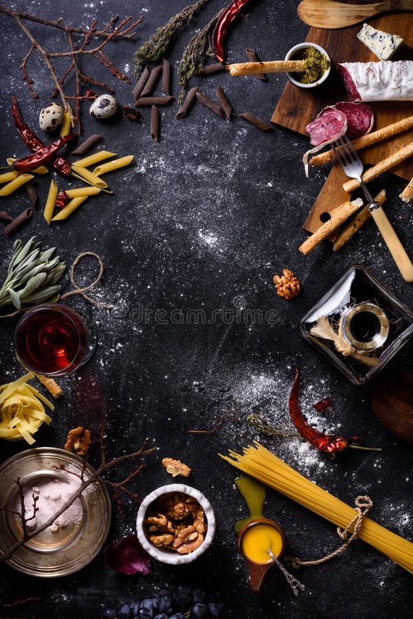 Cozinhando ingredientes, quadro do menu Massa italiana, aperitivo fotografia de stock royalty free Cozinhando ingredientes, quadro do menu Massa italiana, aperitivo fotografia de stock royalty free