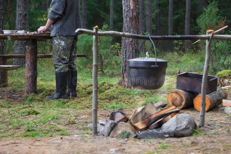 A Menina Está Sentando-se Perto Do Fogo E Está Fritando-se O Bacon  Cozimento Em Condições Do Acampamento Na Estaca Imagem de Stock - Imagem de  menina, forquilha: 101999071