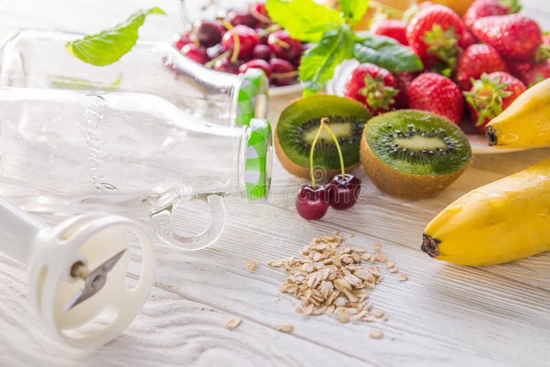 Cozinhando o batido frutado fotografia de stock