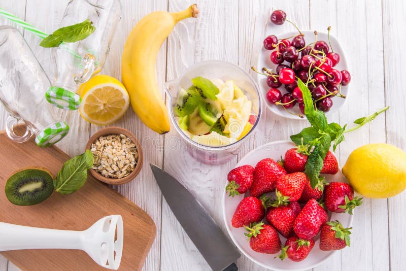 Cozinhando o batido frutado fotografia de stock royalty free