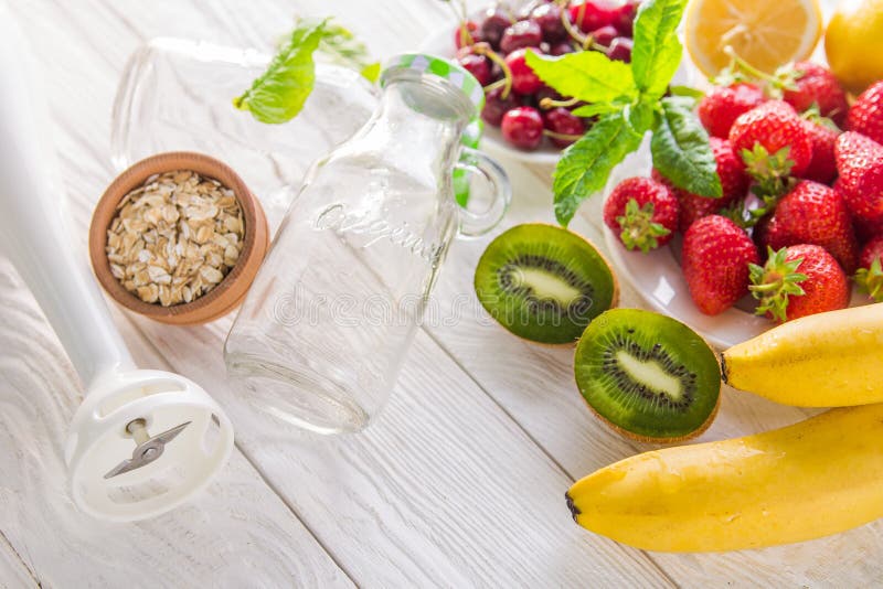 Cozinhando o batido frutado imagem de stock royalty free