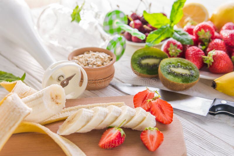 Cozinhando o batido frutado imagens de stock royalty free