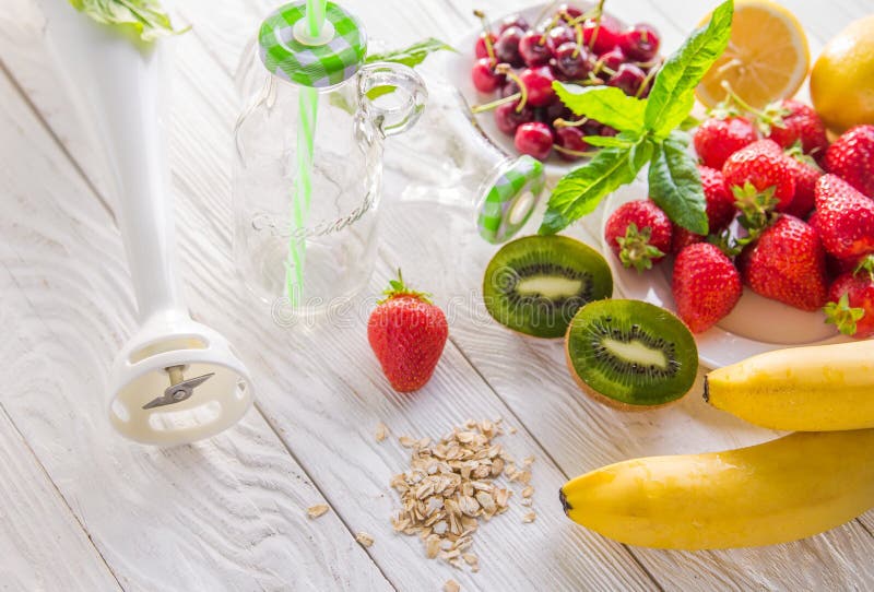 Cozinhando o batido frutado foto de stock