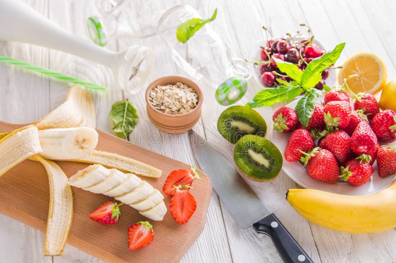 Cozinhando o batido frutado imagens de stock royalty free