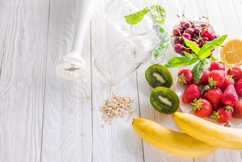 Cozinhando o batido frutado imagens de stock