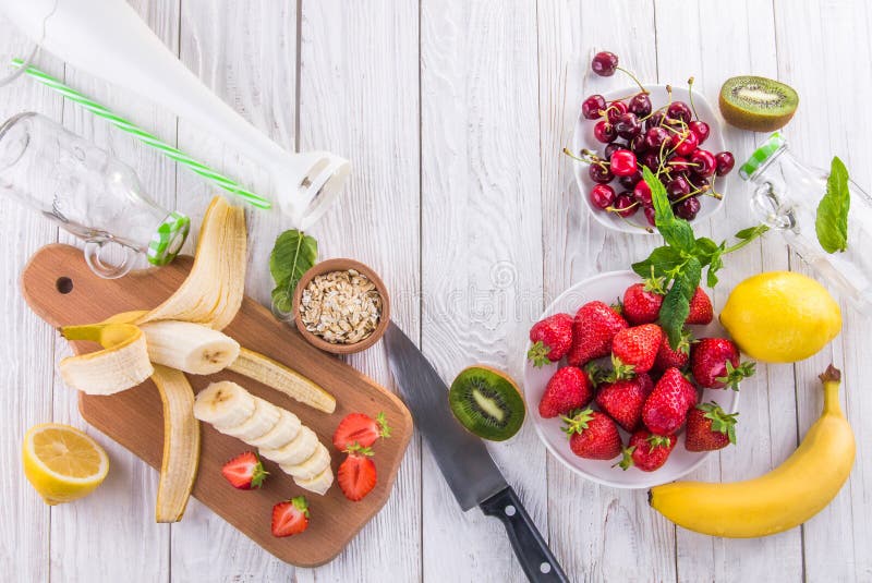 Cozinhando o batido frutado fotografia de stock royalty free