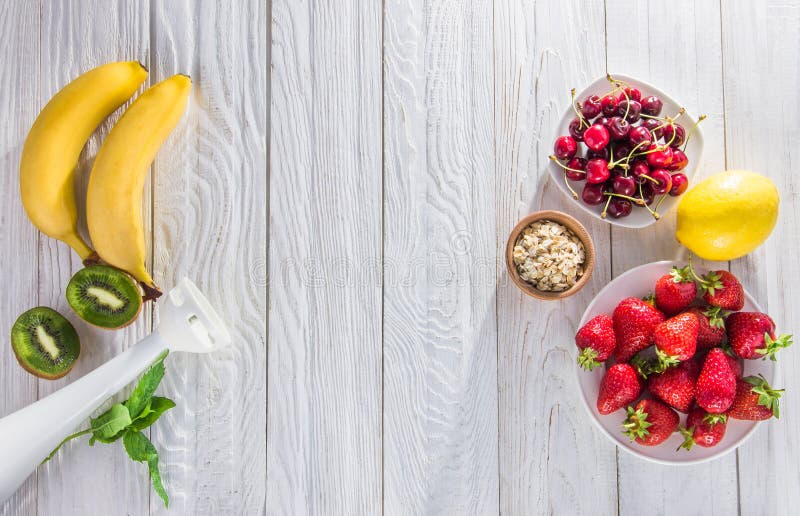Cozinhando o batido frutado imagens de stock