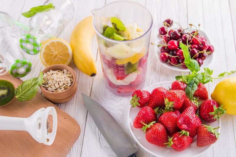 Cozinhando o batido frutado fotografia de stock royalty free