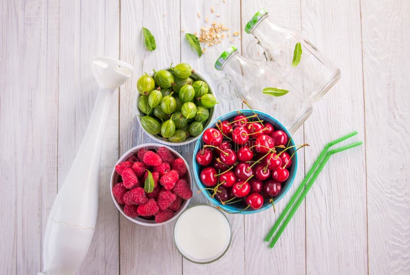 Cozinhando o batido frutado fotos de stock royalty free