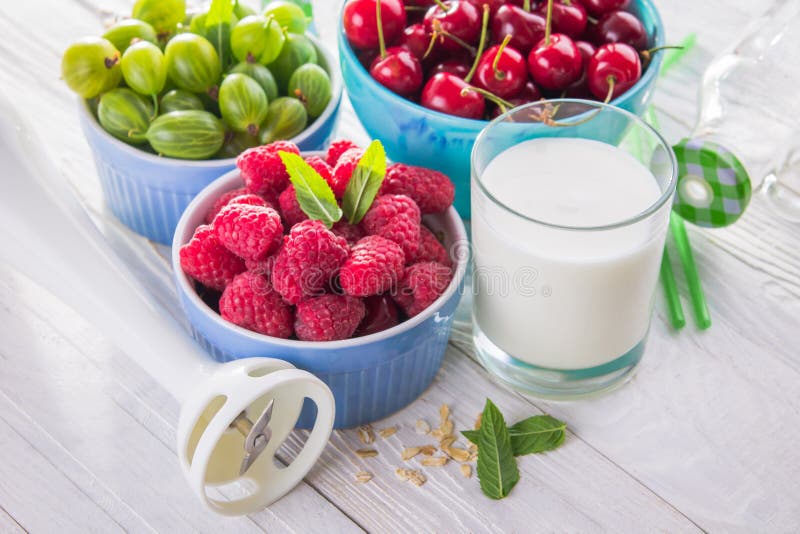 Cozinhando o batido frutado imagem de stock