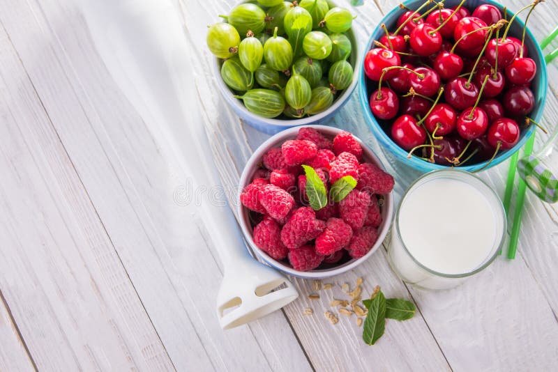 Cozinhando o batido frutado fotografia de stock royalty free