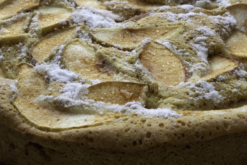 Cozinhando o bolo de esponja com as maçãs, Charlotte imagens de stock Cozinhando o bolo de esponja com as maçãs, Charlotte imagens de stock