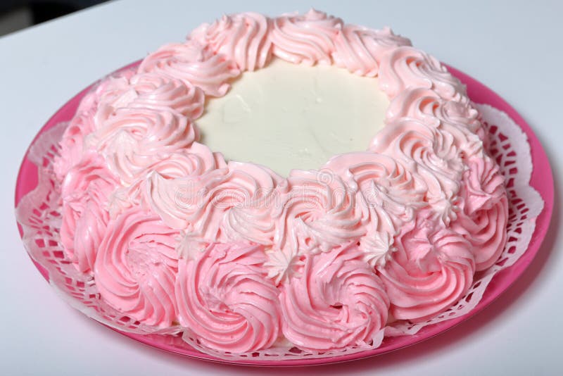 Cozinhando o bolo, decorado com um creme de cores diferentes foto de stock Cozinhando o bolo, decorado com um creme de cores diferentes foto de stock
