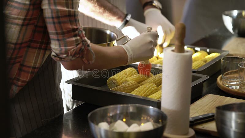 Cozinhando o milho na grade