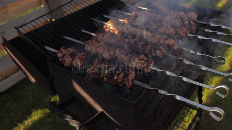 Cozinhando o no espeto no os espetos em um assado grelham