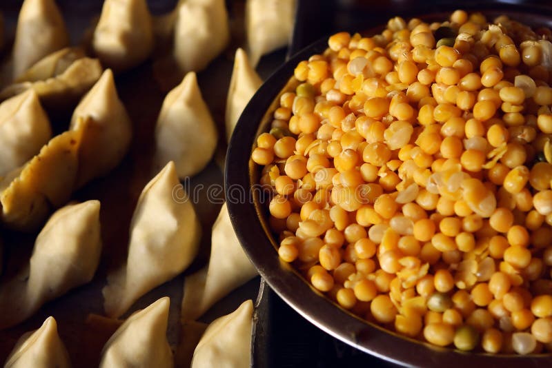 Cozinhando Samosas com as ervilhas na culinária indiana fotografia de stock royalty free Cozinhando Samosas com as ervilhas na culinária indiana fotografia de stock royalty free