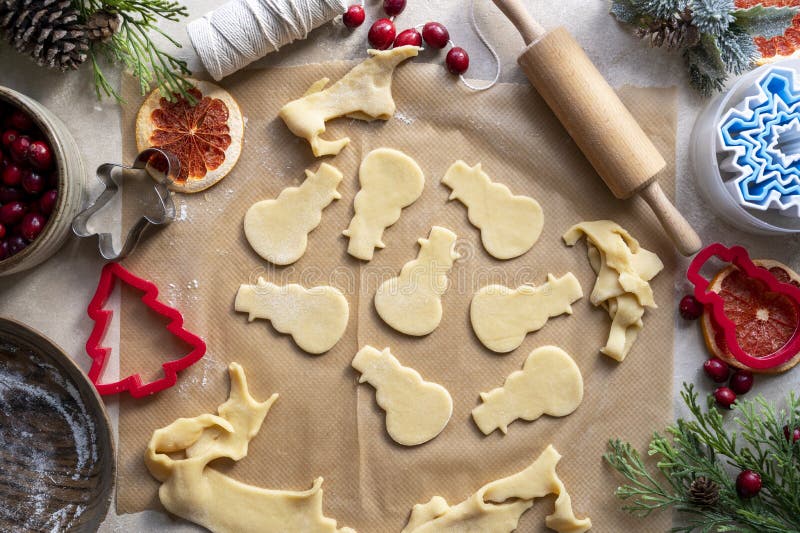 Cozinhar biscoitos de natal. cortador de biscoito de neve em massa. receita passo a passo. vista superior