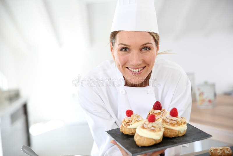 Cozinheiro chefe de pastelaria de sorriso com desertos
