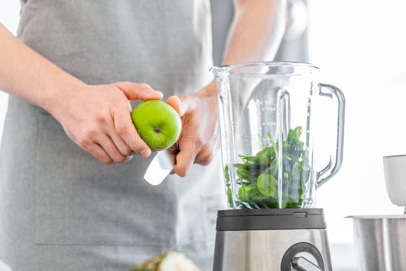 Cozinheiro chefe do homem novo que cozinha ou que prepara o batido fotos de stock Cozinheiro chefe do homem novo que cozinha ou que prepara o batido fotos de stock