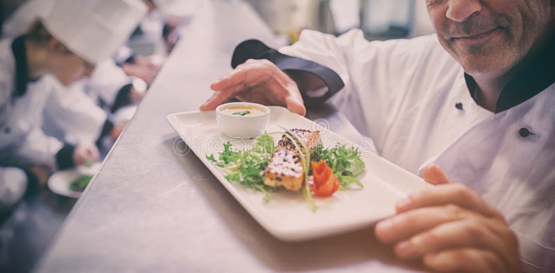 Cara Soprando Numa Colher Para Provar Comida Cozida Foto de Stock - Imagem  de alimento, cozinheiro: 270887440