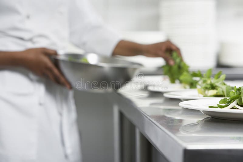 Cozinheiro chefe Preparing Salad