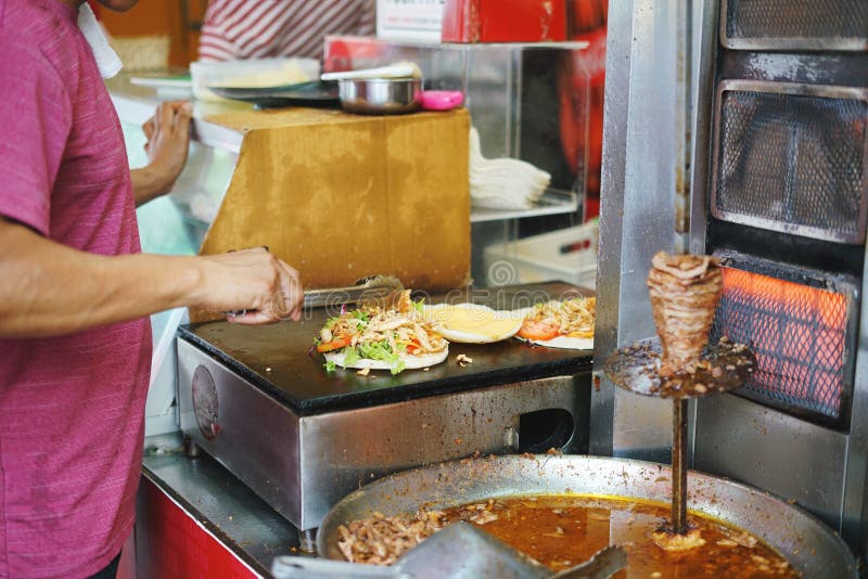 Cozinheiro chefe que arranja o alimento, no espeto de Doner da galinha foto de stock Cozinheiro chefe que arranja o alimento, no espeto de Doner da galinha foto de stock