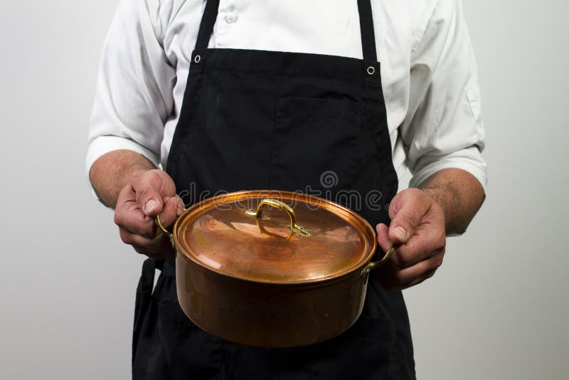 Cozinheiro chefe que guardara a bandeja de cobre
