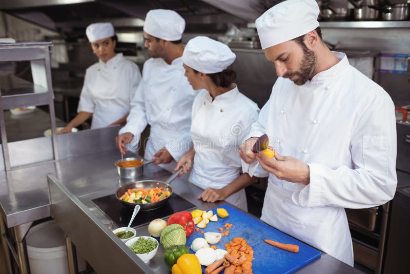 Cara Soprando Numa Colher Para Provar Comida Cozida Foto de Stock - Imagem  de alimento, cozinheiro: 270887440