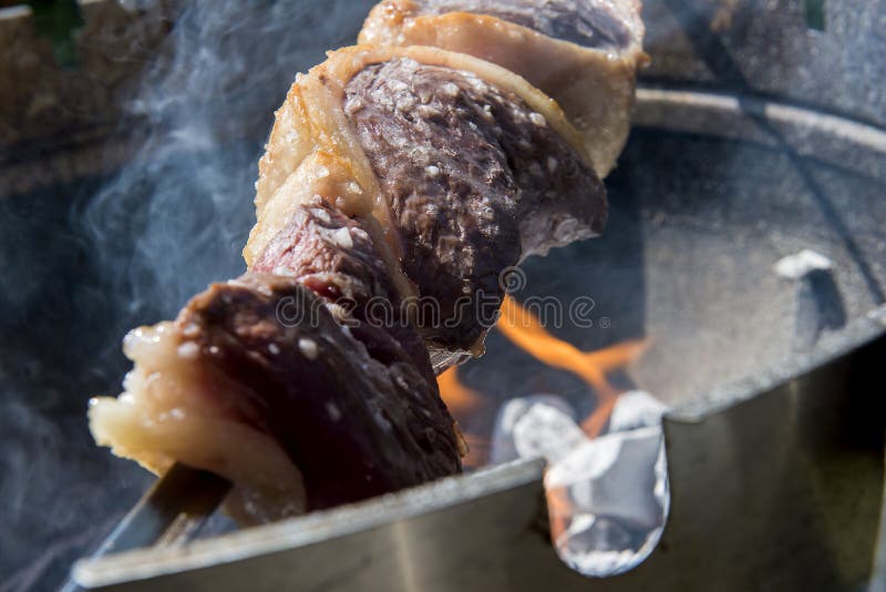 Foto de Espeto De Picanha Cozido Pronto Para Comer Inclinada Em Cortar A  Placa e mais fotos de stock de Churrasco - iStock