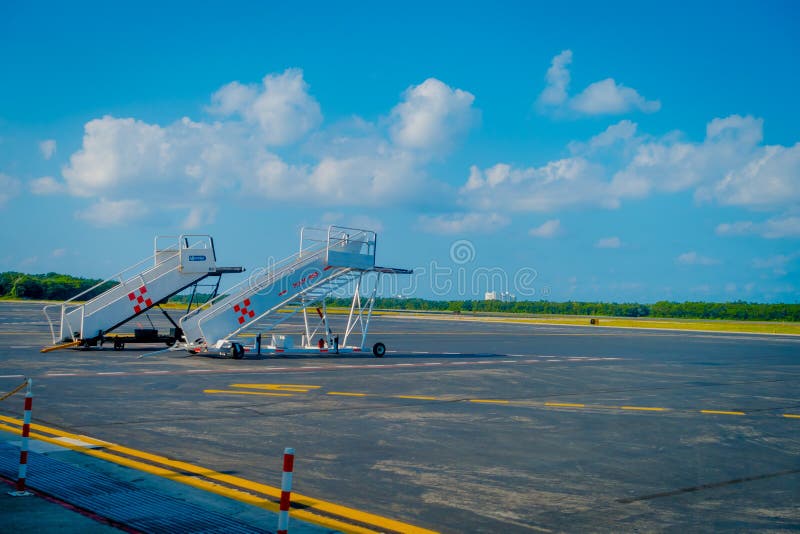 COZUMEL, MEXICO - NOVEMBER 12, 2017: Openluchtmening van twee die het inschepen treden in de Internationale baan van Cozumel word stock afbeelding COZUMEL, MEXICO - NOVEMBER 12, 2017: Openluchtmening van twee die het inschepen treden in de Internationale baan van Cozumel word stock afbeelding