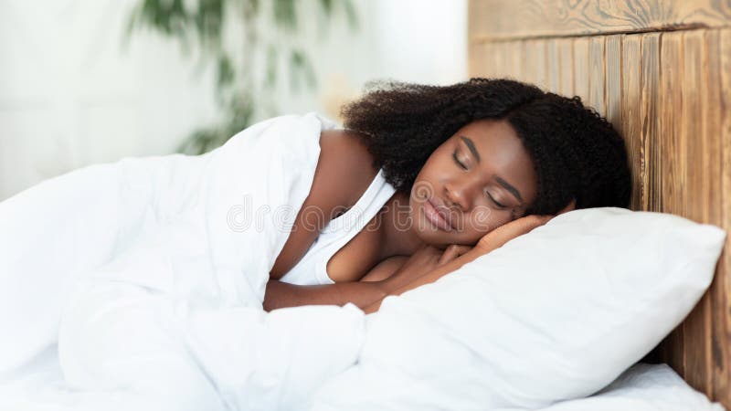 https://thumbs.dreamstime.com/b/cozy-bedtime-concept-young-pretty-african-american-lady-sleeping-comfortable-bed-beautiful-black-woman-194482295.jpg