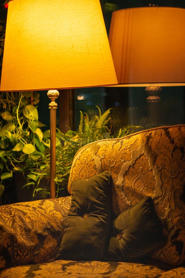 Lampe im Restaurant. Orange warmes Licht. Vintage Innenbeleuchtung Lampe  für Cafe Einrichtung, Details im Innenraum Stockfotografie - Alamy