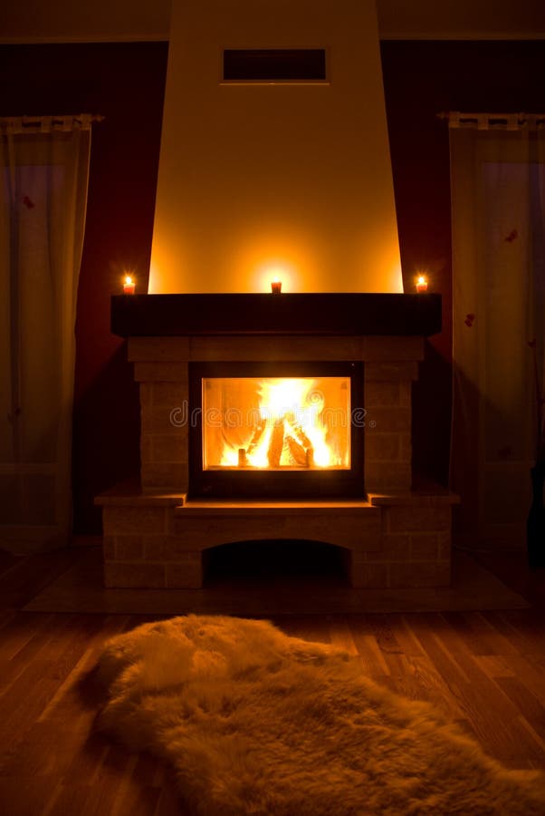 De cómodo, cálido chimenea radiante en o sala de estar.