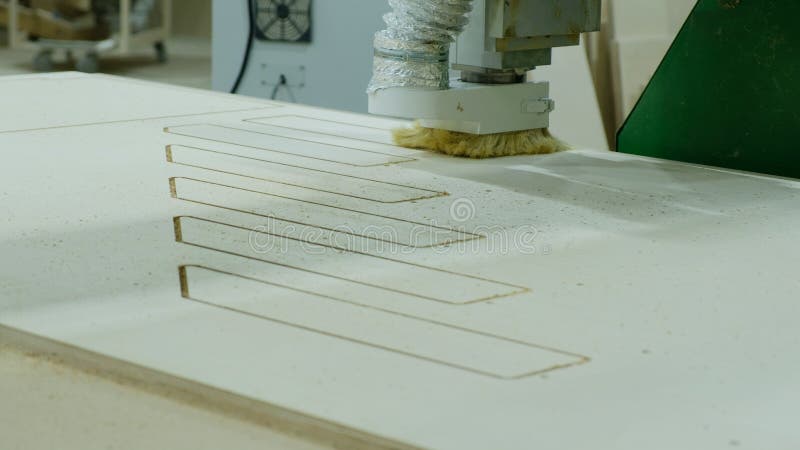 Современная машина woodworking в действии Режет курчавые части от листа переклейки Продукция деревянной мебели стоковое фото Современная машина woodworking в действии Режет курчавые части от листа переклейки Продукция деревянной мебели стоковое фото