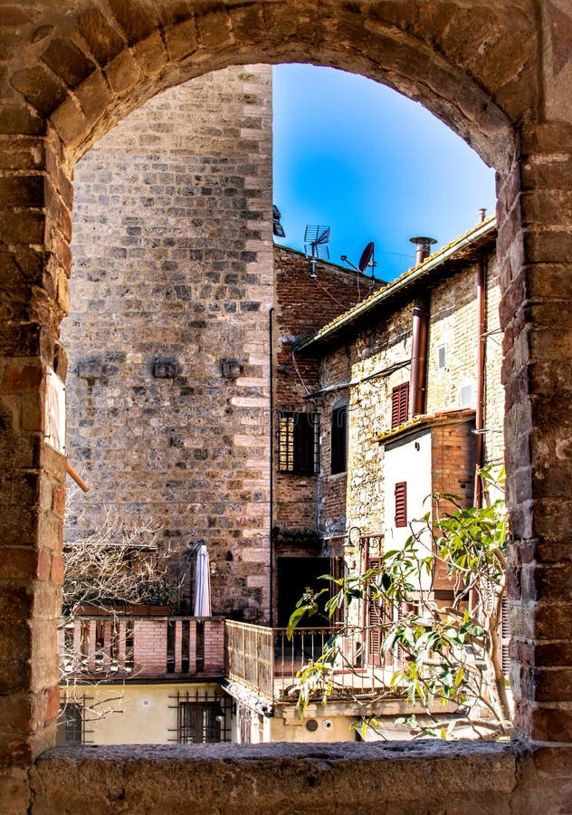 Солнечный день в средневековой деревне Италии San Gimignano архитектура путешествует вы через время стоковая фотография rf Солнечный день в средневековой деревне Италии San Gimignano архитектура путешествует вы через время стоковая фотография rf