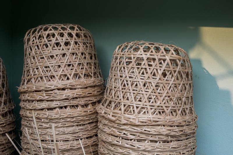 Coșul de bambus tradițional țesut din lemn de bambus cu dunpă asiatică pentru culturi locale și proiectare royalty free stock images