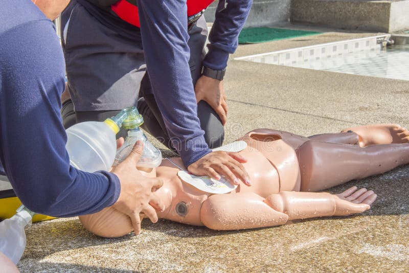 Cpr-offerdrunkning nära pölen som lär. HEAD KURS BANGKOK NOVEMBER 8, 2016 FÖR CPR FÖR LUTANDEHAKAELEVATOR: kurs för utbildning för cpr-offerdrunkning på BANGKOK THAILAND NOVEMBER 8, 2016