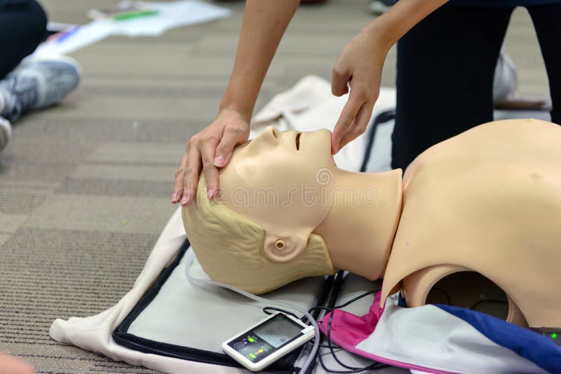 CPR pierwszej pomocy szkolenie z CPR atrapą zdjęcia stock CPR pierwszej pomocy szkolenie z CPR atrapą zdjęcia stock
